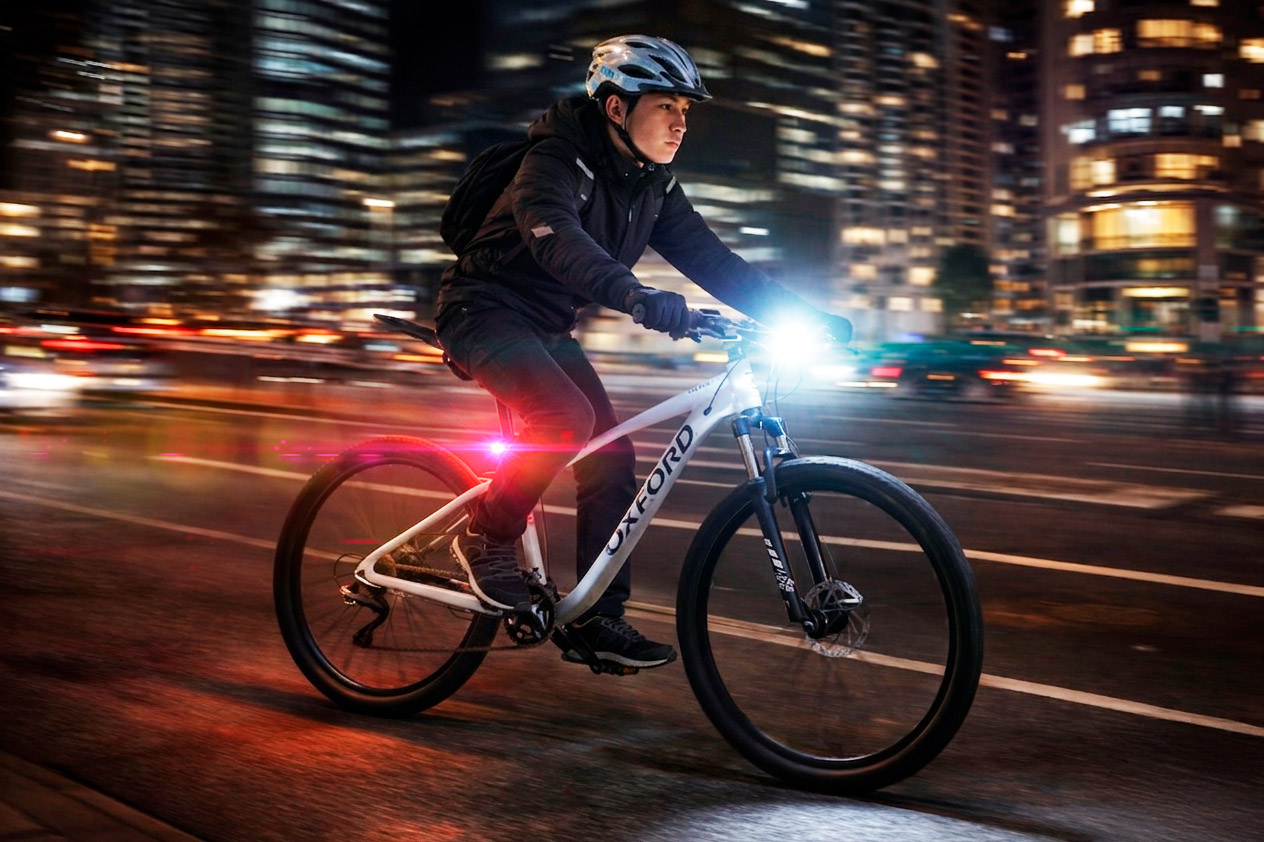 andando en bici de noche